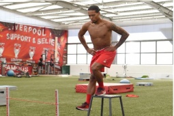 Đàn ông - Người đàn ông từng làm thuê rửa bát giờ trở thành cầu thủ vượt mặt cả Messi, CR7