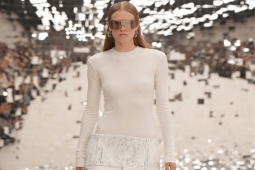 Thời trang - Acne Studios tôn vinh nét đẹp đơn sắc quyến rũ