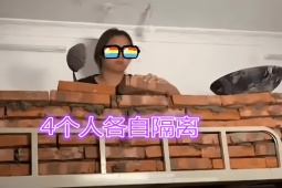 Bạn trẻ - Cuộc sống - Nữ sinh mang gạch xây tường ngay trong phòng ký túc xá