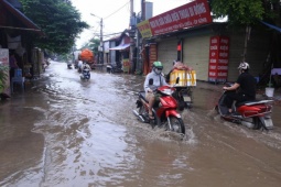 Một con phố ở Thủ đô vẫn chìm trong  ' biển nước '  sau một ngày mưa lớn