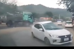 Tin tức trong ngày - Clip: Phanh cực nhanh, xe "hổ vồ" vẫn tông bẹp ô tô con