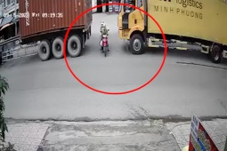 Xe máy - Xe đạp - Clip: Chen giữa hai ô tô để sang đường, xe máy bị đâm ngã & mắc kẹt