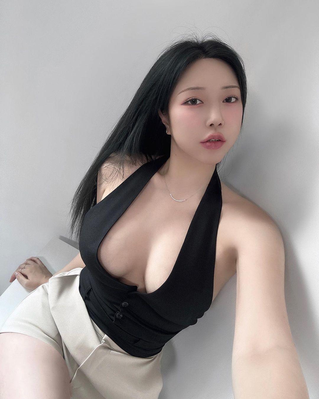 Choi Somi  chuộng trang phục cá tính, gợi cảm - 9