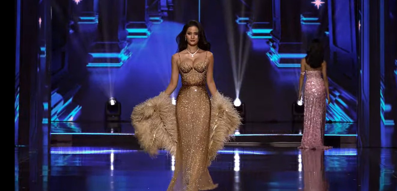 Hương Ly mang đến hình ảnh một quý cô lộng lẫy với váy dạ hội màu nude, khoe trọn đường cong hình thể. Cô là mỹ nhân duy nhất sử dụng khăn lông làm phụ kiện trong phần trình diễn này.