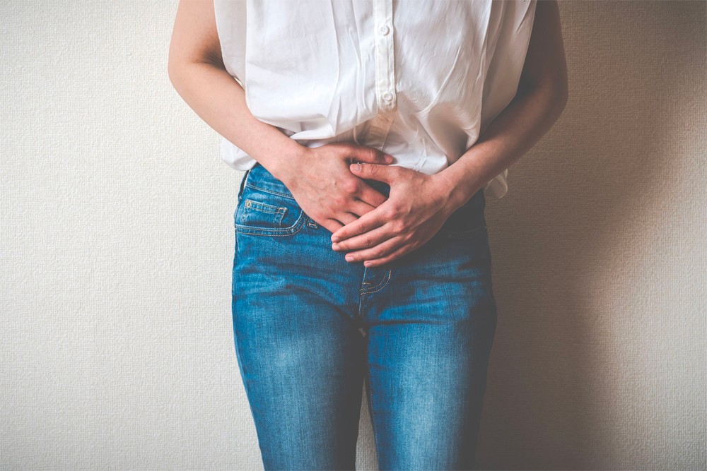 Đau bụng vùng chậu là dấu hiệu dễ nhận biết của bệnh u nang buồng trứng