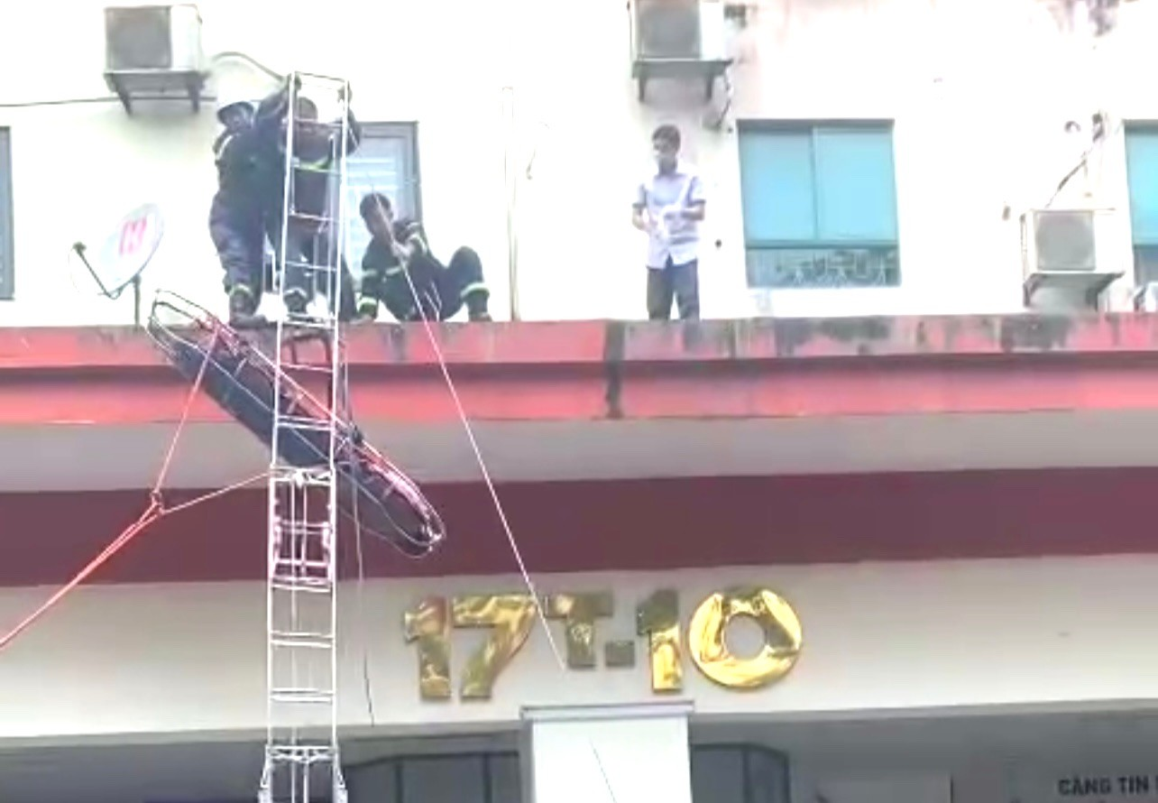 Cảnh sát đưa nạn nhân xuống dưới.