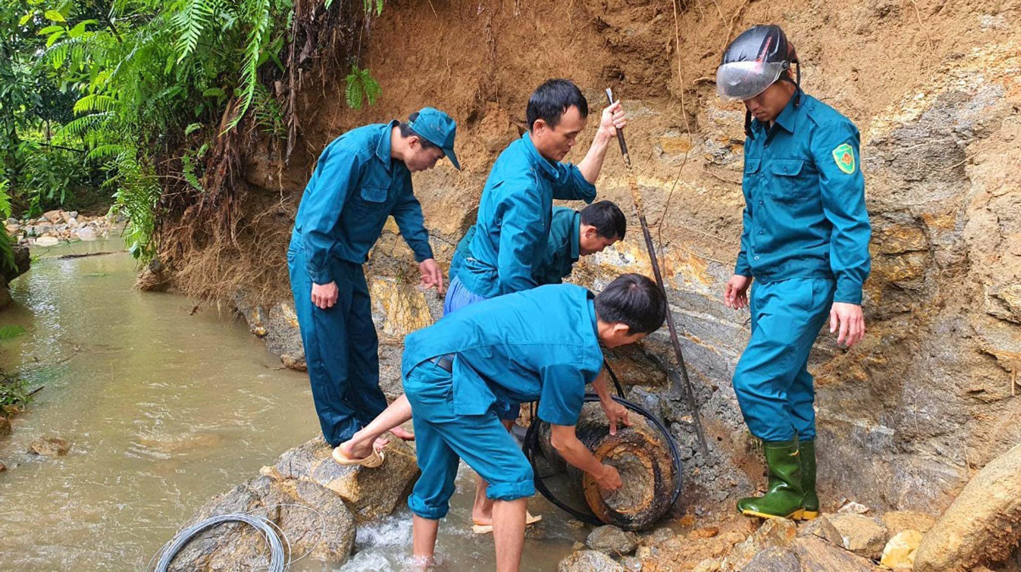Quả bom được phát hiện tại khe nước ở bản Mường Him, xã Tiền Phong (huyện Quế Phong, Nghệ An). Ảnh: Quân sự tỉnh Nghệ An.