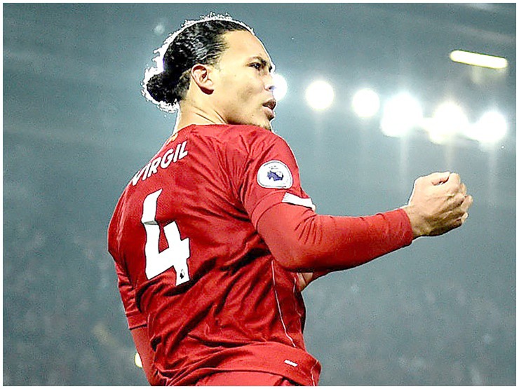 Trên chiếc áo thi đấu, Virgil Van Dijk chỉ in tên mình.