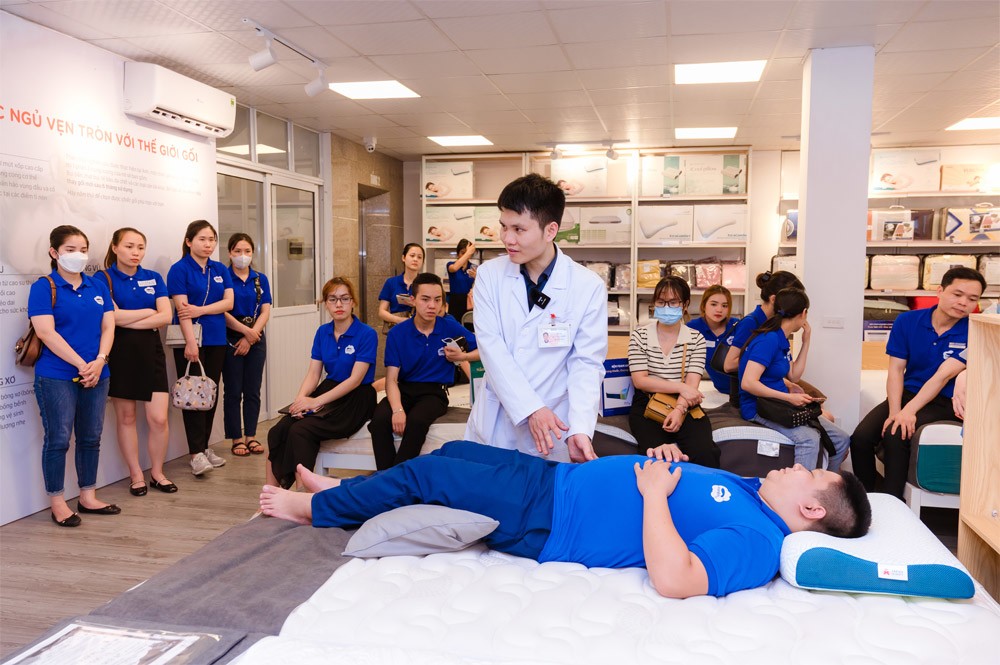 Bác sĩ Lê Văn Chiến tại buổi chia sẻ với Vua Nệm các tư thế nằm đúng và lựa chọn loại nệm phù hợp cho các bệnh nhân mắc bệnh xương khớp.