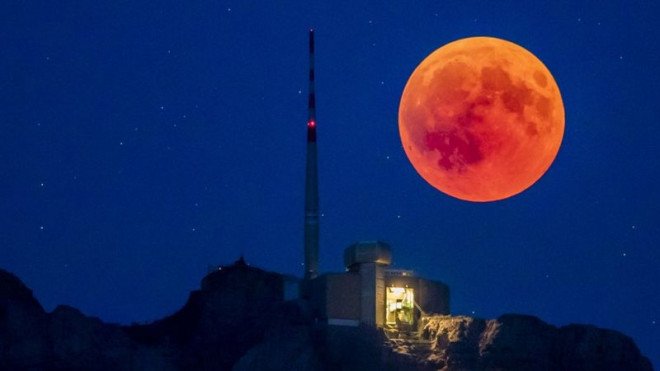 Siêu trăng được các nhiếp ảnh gia ghi nhận. Ảnh: EPA