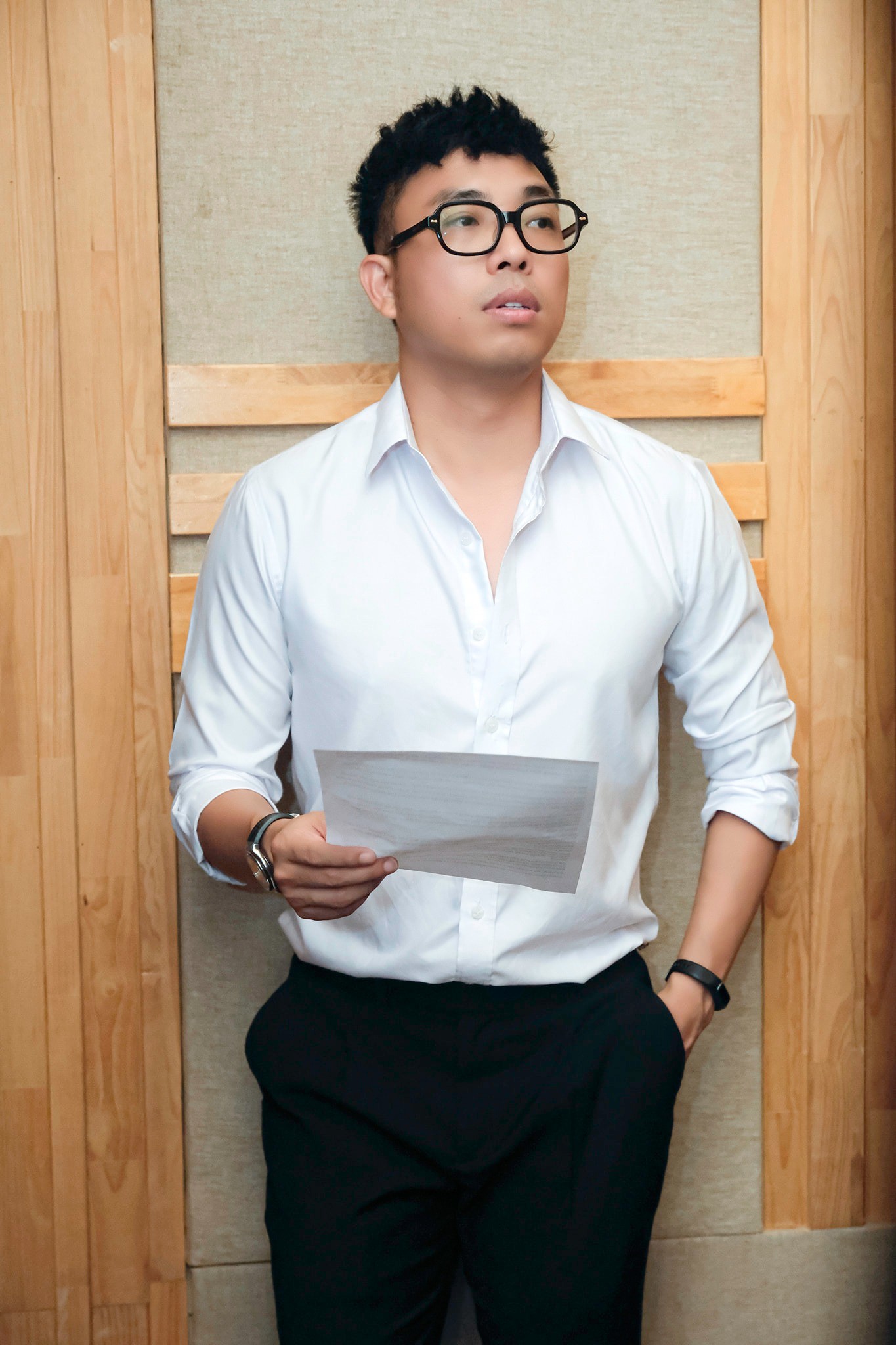 Nguyễn Hồng Thuận (sinh năm 1981) là tác giả của hàng trăm ca khúc trữ tình