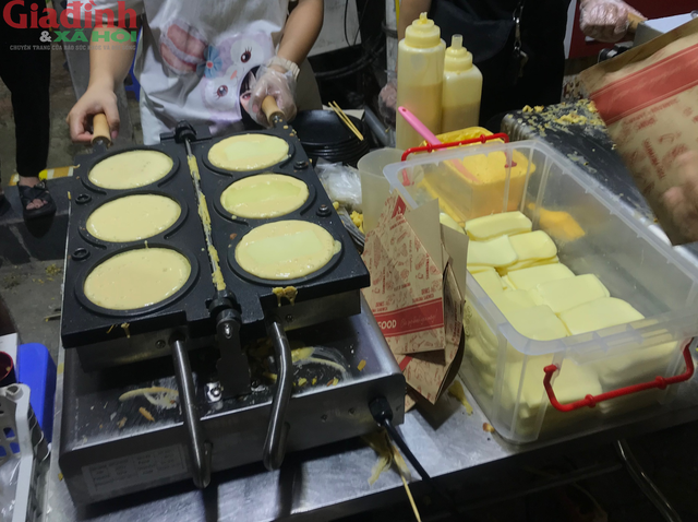 Đây là loại bánh đang hot trong thời gian gần đây. Đặc biệt gần đến dịp Trung thu ở Hà Nội, khắp nơi trên các con phố hầu hết xuất hiện loại bánh này. Bạn sẽ dễ dàng có thể thưởng thức nó ở bất kì đâu.