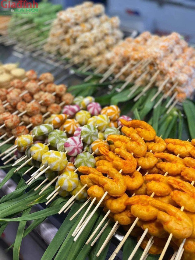 Những xiên chiên nhiều loại được chiên nóng hổi, ăn kèm với tương đen hoặc tương ớt. Đây là món ăn khoái khẩu của các bạn trẻ.