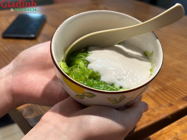 Nhắc đến Hà Nội là nhắc đến đặc sản cốm Làng Vòng. Không thử ngay món chè cốm bưởi dừa non thì thật là lãng phí.