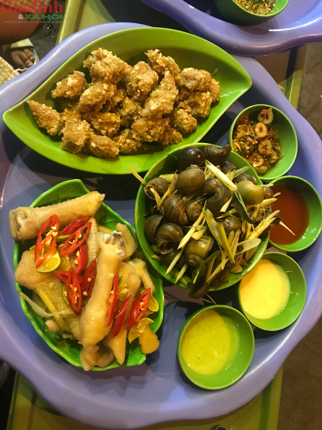 Vào tối trời thu mát mẻ, cùng bạn thân đi ăn ốc là một cảm giác mà ai cũng muốn phải không nào? Nhiều món ốc được chế biến hấp dẫn như: ốc luộc, ốc xào me, chân gà, ngao xào bơ dừa,... Nghe thôi cũng khiến ai cũng muốn "mang bụng"đi ăn ngay rồi.
