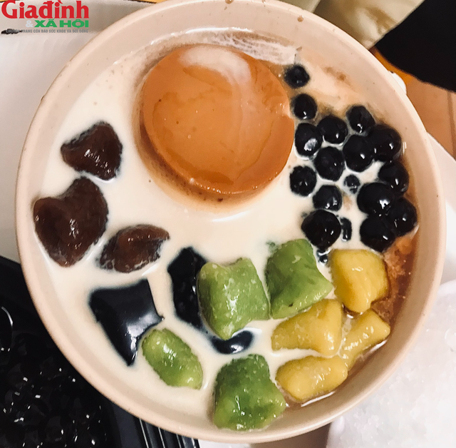 Chè khoai dẻo nhiều topping sẽ khiến bạn mê mẩn với món ăn này.