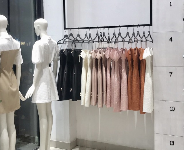 Đi check in chắc chắn cần sự lộng lẫy rồi. Các bạn nữ hãy sắm cho mình một chiếc váy xinh xắn mà mình yêu thích.