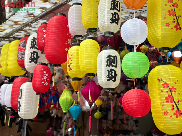 Chỉ cần là yêu thích đèn lồng thì bất kì nơi nào bạn cũng có thể cho ra một bức ảnh cực phẩm. Những chiếc đèn lồng lung linh sắc màu sẽ tô điểm nhấn cho tấm ảnh của bạn.