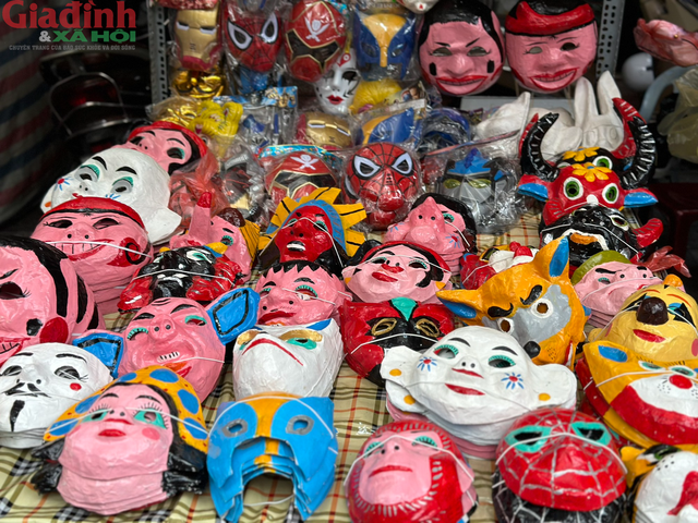 Bạn có thể mua sắm nhiều loại mặt nạ để tặng cho các em nhỏ trong gia đình hoặc tự kỉ niệm bản thân một chiếc mặt nạ yêu thích và cho ra đời những tấm ảnh xịn xò, chất lượng nhé.