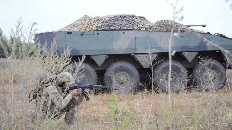 Binh sĩ Ukraine diễn tập chiến đấu với xe bọc thép Wolverine do Ba Lan cung cấp.