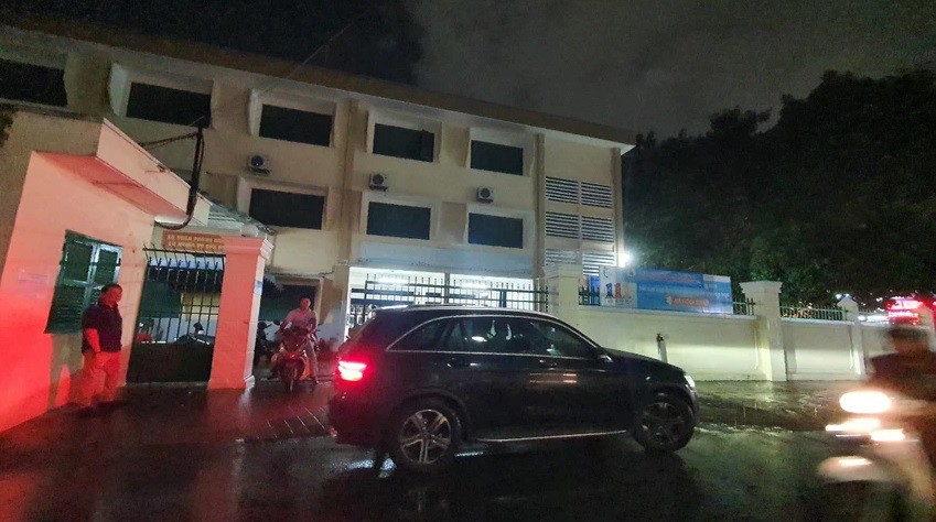 Phụ huynh Trường Tiểu học Hồng Hà, quận Bình Thạnh đến nhận tiền ngay trong đêm. Ảnh: CTV
