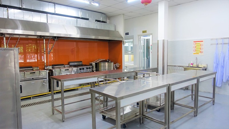 Mô hình “Bếp ăn mẫu” tại trường tiểu học Ngô Gia Tự theo tiêu chuẩn Nhật Bản.