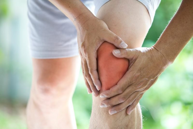 Các triệu chứng của viêm xương khớp tăng lên khi người bệnh vận động và giảm dần khi nghỉ ngơi