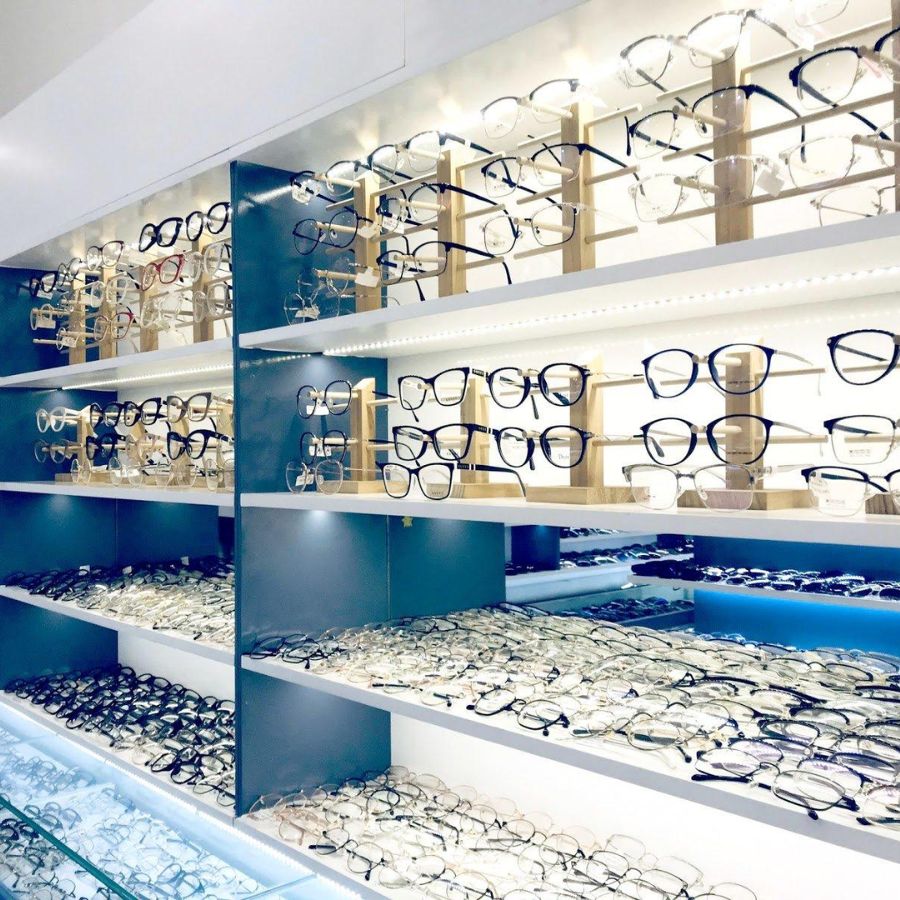 Kính giả được bày bán tràn lan, gây nên những hậu quả đáng tiếc về thị lực (ảnh minh họa)