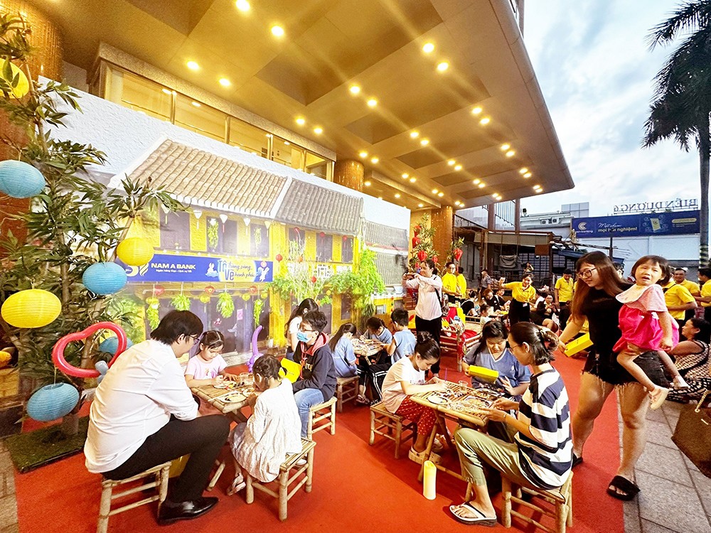 Phố đèn lồng đa sắc màu tại Hội sở Nam A Bank thu hút nhiều em nhỏ tham gia.