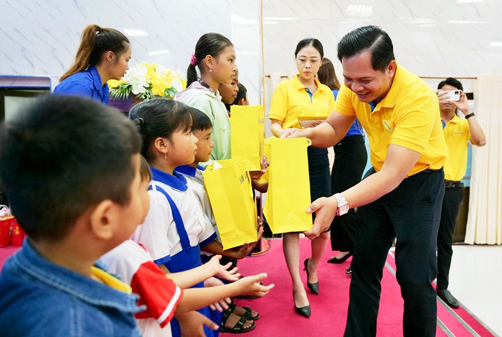 Những món quà ý nghĩa Nam A Bank trao tặng các em nhỏ trên địa bàn tỉnh Bình Phước.