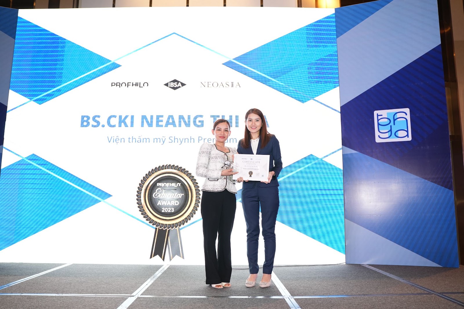 Đại diện Shynh Premium, Bà Neang Thira nhận giải thưởng “Profhilo Educator Award” từ phía thương hiệu Profhilo
