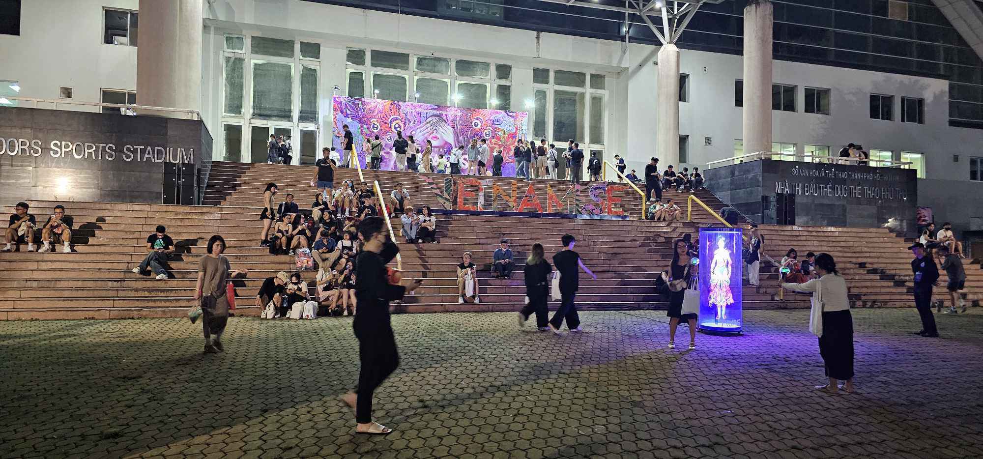 Concert Hoàng Thùy Linh: Trễ 30 phút để chờ khán giả, có cả fan U60 đi xem - 9