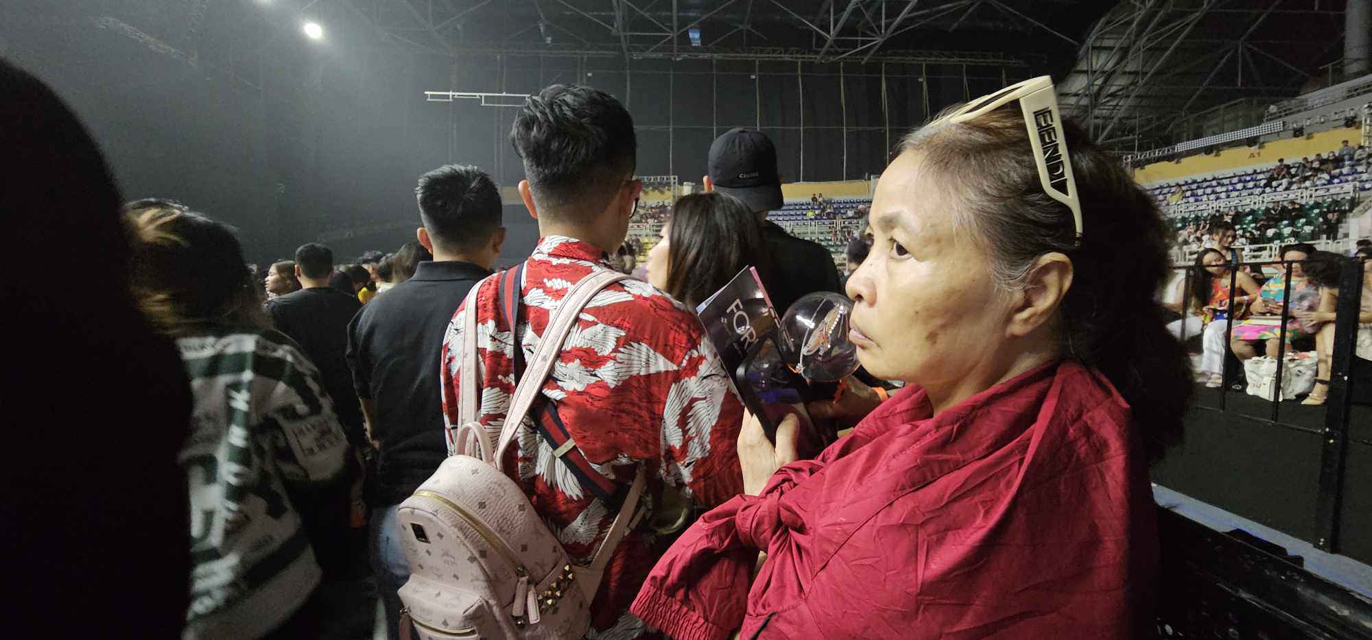 Có cả những&nbsp;khán giả lớn tuổi
cũng đến show để ủng hộ ca sĩ Hoàng Thùy Linh