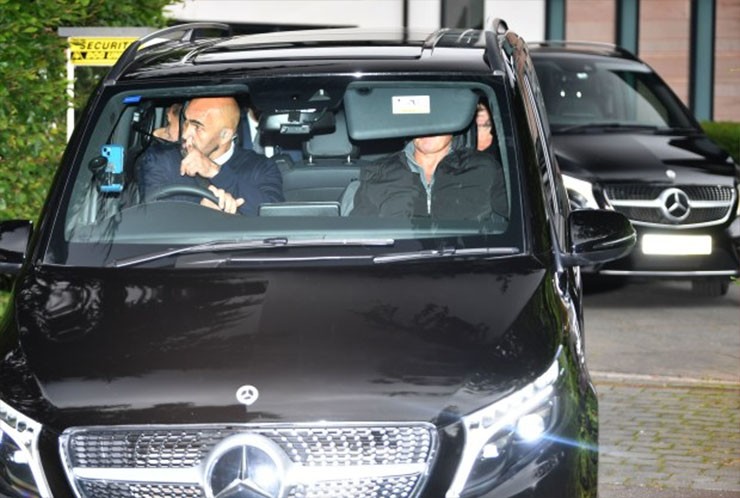 Antony di chuyển đến đồn cảnh sát