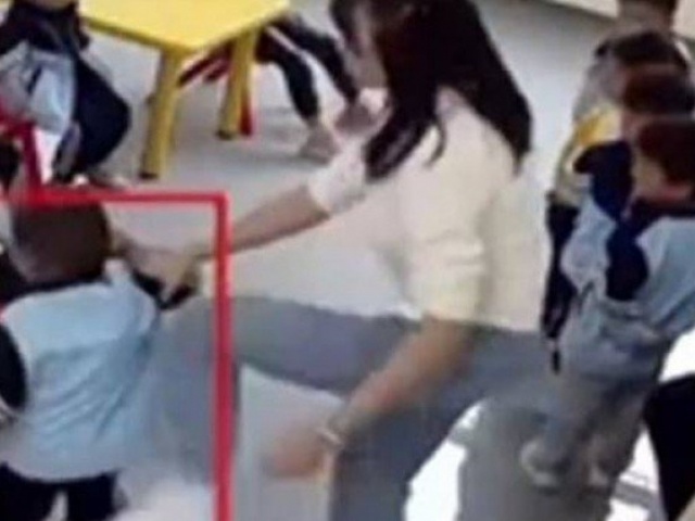 Bạn trẻ - Cuộc sống - Xem camera, mẹ bàng hoàng thấy con bị cô giáo bạo hành