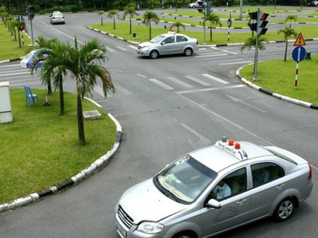 Tin tức trong ngày - Đề xuất hạ tiêu chuẩn giáo viên dạy lái xe ôtô