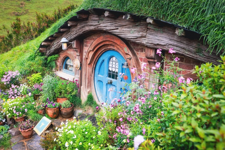 Ngôi nhà của người Hobbit ngập tràn hoa thơm.