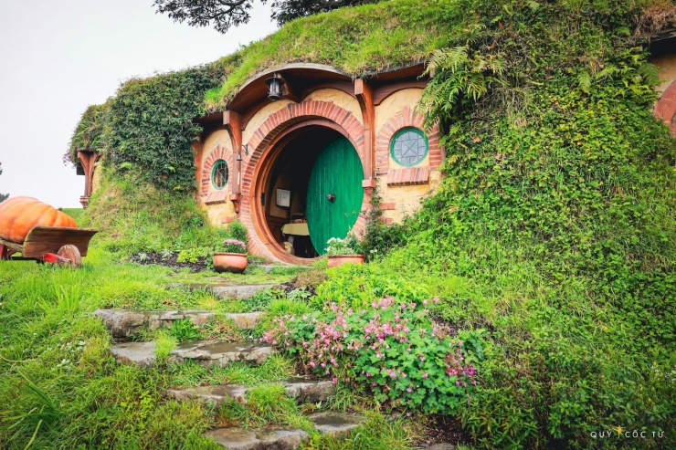 Những căn nhà cửa gỗ hình tròn đặc trưng ở ngôi làng Hobbit.