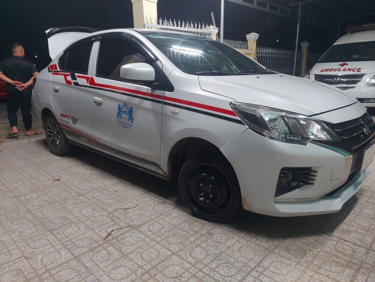 Chiếc ô tô cán trúng bẫy chông đinh, chạy vào Trạm y tế xã Tân Long thoát nạn. Ảnh: NNCC