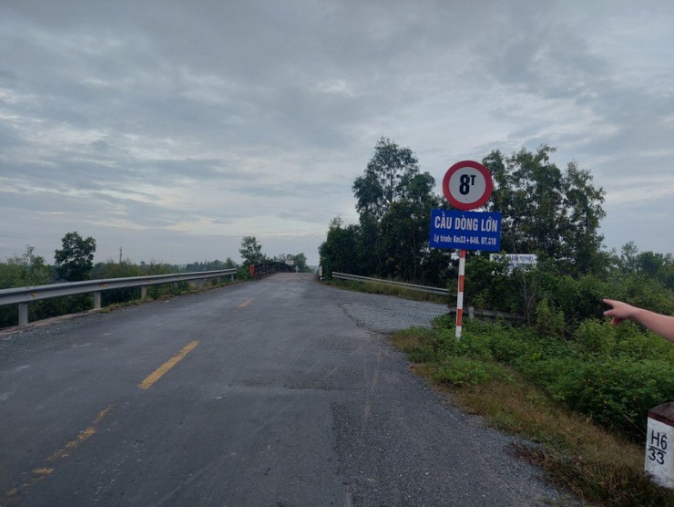 Xe ô tô bị cán trúng bẫy chông đinh ngay đoạn cầu Dòng Lớn. Ảnh: NNCC