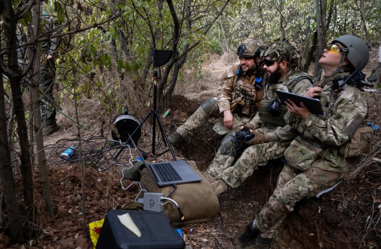 Lính Ukraine dùng UAV để "săn" mục tiêu Nga. Ảnh: THE NEW YORK TIMES