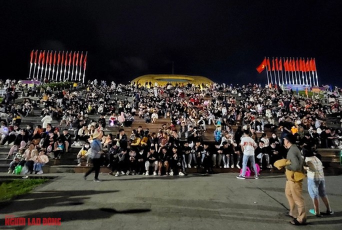 Trong đêm 29-9, hàng ngàn người dân TP Đà Lạt cùng du khách đã tập trung về quảng trường Lâm Viên ven hồ Xuân Hương đi dạo, tham gia các hoạt động trong đêm rằm Trung thu 2023.