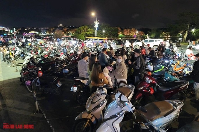Dù quanh quảng trường có nhiều bãi xe nhưng hầu hết sớm được lấp đầy bởi xe máy người dân đổ về vui chơi.