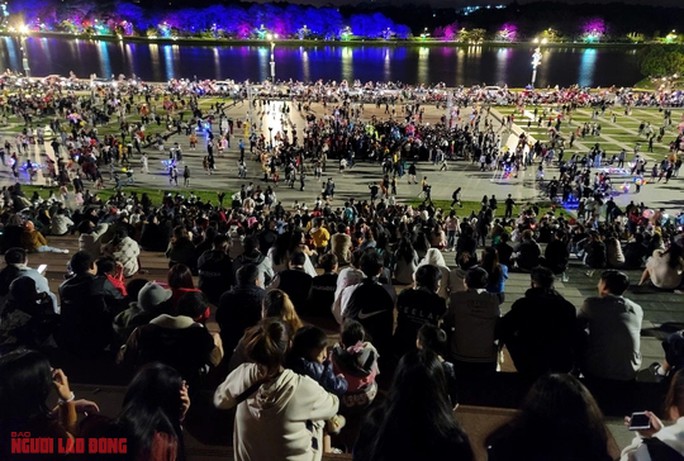 Từ khoảng 19 đến hơn 22 giờ, quảng trường Lâm Viên đông đúc nhộn nhịp. Thời tiết Đà Lạt đêm Trung thu mát mẻ, thỉnh thoảng chỉ mưa lất phất.