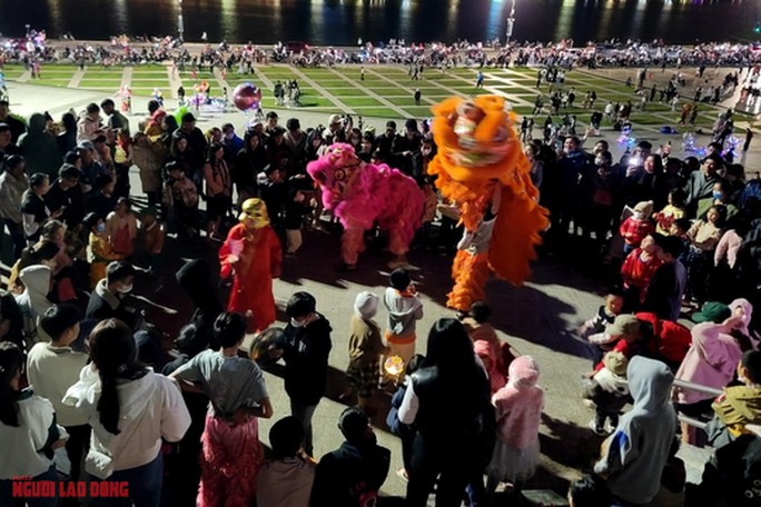 Nơi này diễn ra nhiều hoạt động vui chơi, trong đó thu hút đông đảo người theo dõi là các màn múa lân của các đội lân. Tại đây có hàng chục đội lân, biểu diễn tại từng góc quảng trường.