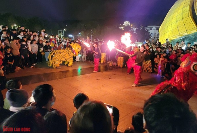 Trong các màn biểu diễn múa lân thường có tiết mục thổi lửa làm du khách phấn khích reo hò, nhất là các em bé được người thân đưa đến quảng trường chơi Trung thu.