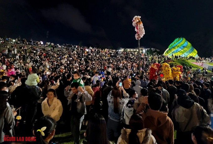 Thu hút nhất đối với người dân và du khách là tiết mục lân leo cột tre khi có hàng ngàn khán giải tập trung theo dõi.