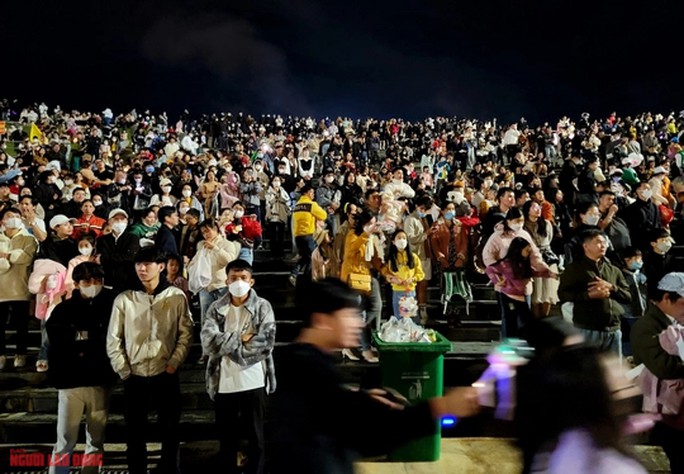 Tại một góc quảng trường gần như không còn chỗ trống mỗi khi các chú lấn bắt đầu leo cột tre.