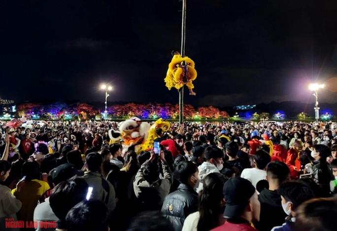 Khi lân bắt đầu leo lên cao, khán giả bên dưới chăm chú theo dõi, nhiều người vỗ tay, hò reo ủng hộ.