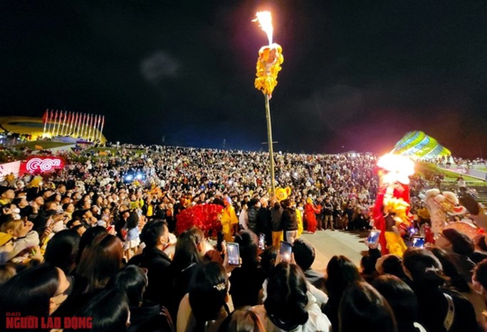 Trong các động tác biểu diễn của lân, người dân thích được xem màn phun lửa. Nhiều em nhỏ hò reo không ngớt khi thấy lân biểu diễn ngoạn mục.